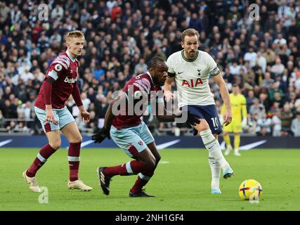 L-R West Ham United's Flynn Downes, West Ham United's Michail Antonio und Tottenham Hotspur's Harry Kane während der englischen Premier League Fußballmatte Stockfoto