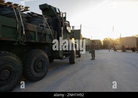 USA Marine Corps Medium Tactical Vehicle Replacement vehicles assigned to Combat Logistics Battalion (CLB) 22, 26. Marine Expeditionary Unit, Position für einen Konvoi mit 17 Fahrzeugen zum Marine Corps Auxiliary Landing Field Bogue zur Teilnahme an MEUEX I auf Marine Corps Base Camp Lejeune, North Carolina, 7. Dezember 2022. MEUEX I ist eine szenariobasierte Schulungsübung, die sich auf die kollektive MAGTF-Ausbildung konzentriert und in einer Expeditionsumgebung eingesetzt wird, in der Planung, Einweisung, Durchführung und Nachbesprechung von Missionen im Zusammenhang mit verschiedenen kritischen Ausbildungsveranstaltungen des Expeditionärs bewertet werden Stockfoto