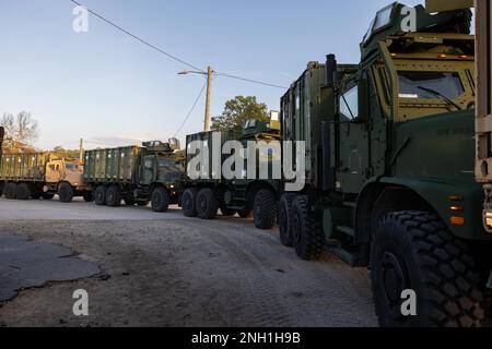 USA Marine Corps Medium Tactical Vehicle Replacement Vehicles, die dem Combat Logistics Battalion (CLB) 22, 26. Marine Expeditionary Unit, zugewiesen wurden, stehen vor MEUEX I in einem Konvoi im Marine Corps Base Camp Lejeune, North Carolina, 7. Dezember 2022. MEUEX I ist eine szenariobasierte Übung, die sich auf die kollektive MAGTF-Ausbildung konzentriert und in einem Expeditionsumfeld eingesetzt wird, in dem die Planung, Einweisung, Durchführung und Nachbesprechung von Missionen im Zusammenhang mit verschiedenen kritischen Ausbildungsveranstaltungen durch die Expeditionsorganisation bewertet wird. Stockfoto