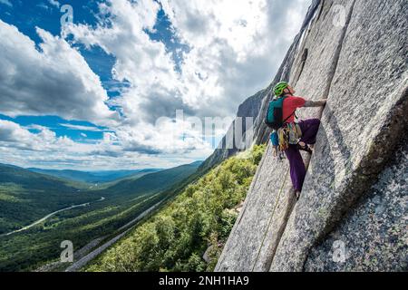 Ein Mann klettert steil auf einem Felsgesicht Stockfoto