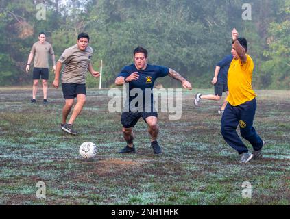 Internationale Studierende, die am Semester 23-1 der Naval Small Craft Instruction and Technical Training School teilnehmen, treten gegen die Lehrer von NAVSCIATTS in einem freundlichen Fußballspiel an, das am 7. Dezember 2022 stattfand. Experten der Sicherheitskräfte der Partnerländer aus Kolumbien und Costa Rica nahmen an dem Spiel Teil und besiegten die Trainer das dritte Jahr in Folge. NAVSCIATTS schult und bildet ausländische Spezialeinsatzkräfte, SOF-ähnliche Truppen und SOF-Ermöglichungen über taktische, operative und strategische Spektren hinweg durch innerbetriebliche und mobile Trainingsteams Lehrgänge aus und fungiert als USSOCOM Stockfoto