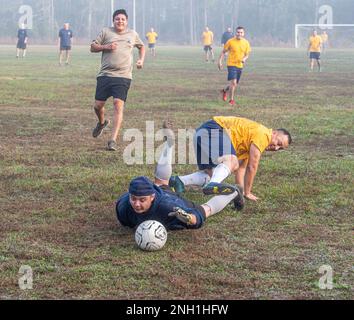 Internationale Studierende, die am Semester 23-1 der Naval Small Craft Instruction and Technical Training School teilnehmen, treten gegen die Lehrer von NAVSCIATTS in einem freundlichen Fußballspiel an, das am 7. Dezember 2022 stattfand. Experten der Sicherheitskräfte der Partnerländer aus Kolumbien und Costa Rica nahmen an dem Spiel Teil und besiegten die Trainer das dritte Jahr in Folge. NAVSCIATTS schult und bildet ausländische Spezialeinsatzkräfte, SOF-ähnliche Truppen und SOF-Ermöglichungen über taktische, operative und strategische Spektren hinweg durch innerbetriebliche und mobile Trainingsteams Lehrgänge aus und fungiert als USSOCOM Stockfoto