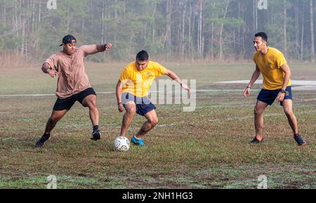 Internationale Studierende, die am Semester 23-1 der Naval Small Craft Instruction and Technical Training School teilnehmen, treten gegen die Lehrer von NAVSCIATTS in einem freundlichen Fußballspiel an, das am 7. Dezember 2022 stattfand. Experten der Sicherheitskräfte der Partnerländer aus Kolumbien und Costa Rica nahmen an dem Spiel Teil und besiegten die Trainer das dritte Jahr in Folge. NAVSCIATTS schult und bildet ausländische Spezialeinsatzkräfte, SOF-ähnliche Truppen und SOF-Ermöglichungen über taktische, operative und strategische Spektren hinweg durch innerbetriebliche und mobile Trainingsteams Lehrgänge aus und fungiert als USSOCOM Stockfoto