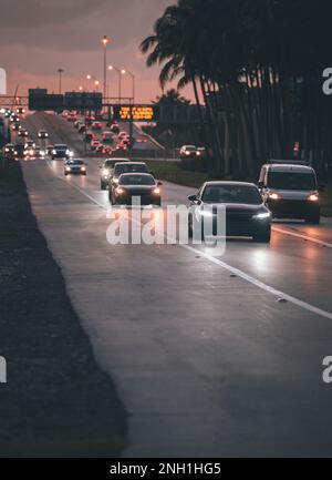 Der Verkehr in der Stadt bei Nacht Miami Beach Stockfoto