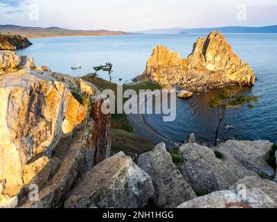 Wandern, Blick auf Shaman Rock, olkhon Island, baikal See Stockfoto