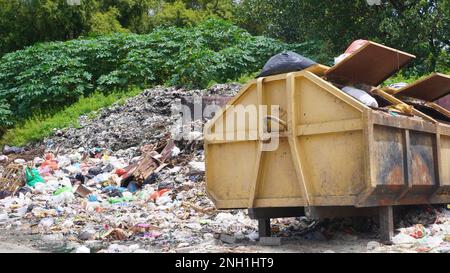 Surabaya, Ost-Java, Indonesien - Februar 2023 : Müllhaufen in Mülldeponien mit Mülltonnen und Mülltonnen im ländlichen Dorf der Stadt Stockfoto