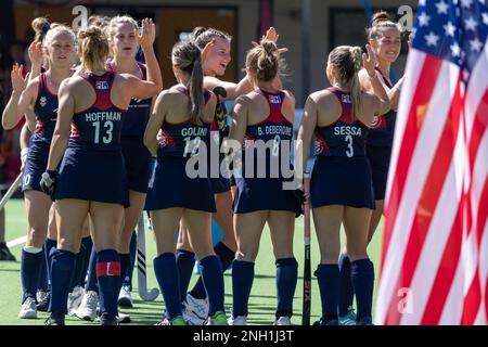 Wellington, Neuseeland, 20. Februar 2023: Ashley Hoffman (13 USA) begrüßt ihr Team auf dem Spielfeld. China gegen USA im National Hockey Stadium in Wellington, Neuseeland. FIH Pro League. China gewinnt 4:1. (Joe Serci - SPP) Stockfoto