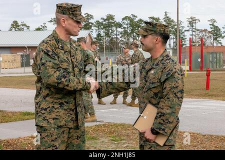 USA Marinekorps LT. Brandon Cooley, Left, Kommandeur des 8. Ingenieurstützungsbataillons (ESB), Combat Logistics Regiment (CLR) 27, 2. Marine Logistics Group (MLG), gratuliert Sgt. Patricio Recordnalde Jr., einem Techniker für die Beseitigung von Explosivstoffen bei EOD Company, 8. ESB, CLR-27, 2. MLG Nach Recaldes Preisverleihung in Camp Lejeune, North Carolina, 7. Dezember 2022. Recalde erhielt das Certificate of Excellent Personal Action, weil er während seines Urlaubs ein Leben gerettet hat. Recaldes persönlicher Mut und Pflichtbewusstsein entsprachen den höchsten Traditionen der Einheit Stockfoto