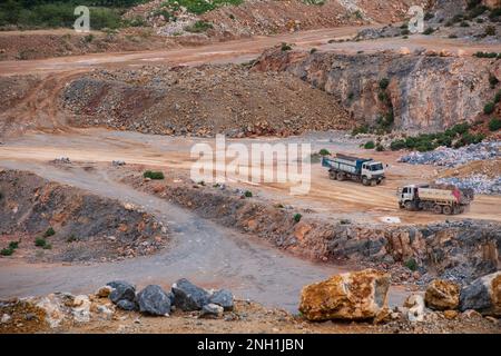 Dumme Trucks, die in der Kiesgrube in Thailand arbeiten Stockfoto