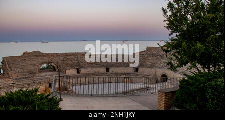 Anfiteatro romano de Tarragona con el mar Mediterráneo al fondo Stockfoto