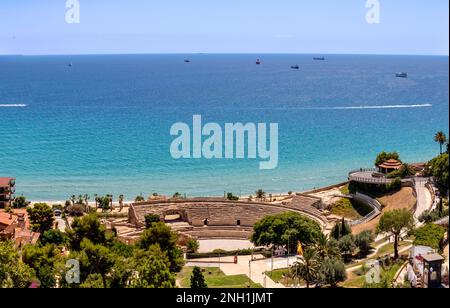 Anfiteatro romano de Tarragona con el mar Mediterráneo al fondo Stockfoto