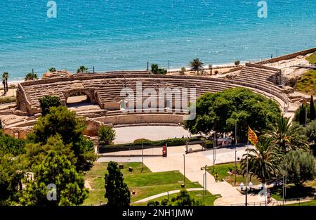 Anfiteatro romano de Tarragona con el mar Mediterráneo al fondo Stockfoto