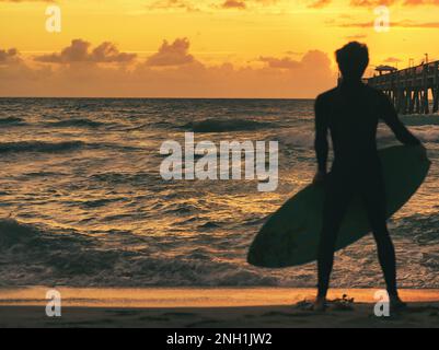 Sunrise Sunrise Surfer Sportsman Bridge florida Stockfoto