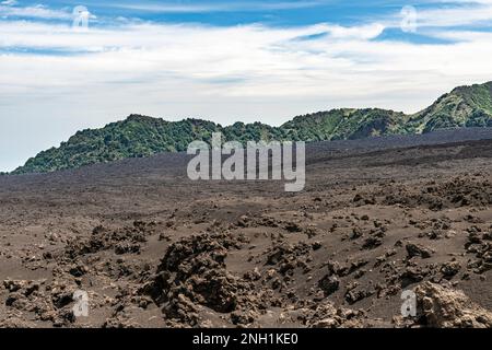 Ein Blick über die trostlose vulkanische Landschaft des Valle del Bove bis zum Serra del Salifizio Kamm, hoch oben auf den Hängen des Ätna, Sizilien, Italien Stockfoto