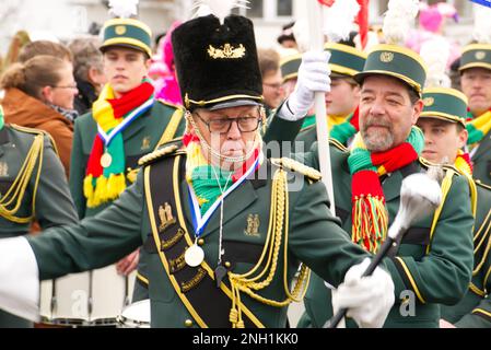 Maastricht, Niederlande. 19. Februar 2023 Eine Marschkapelle, die am Karnevalssonntag an der Karnevalsparade durch das Stadtzentrum von Maastricht teilnimmt. Eine Carpendale/Alamy Live News Stockfoto