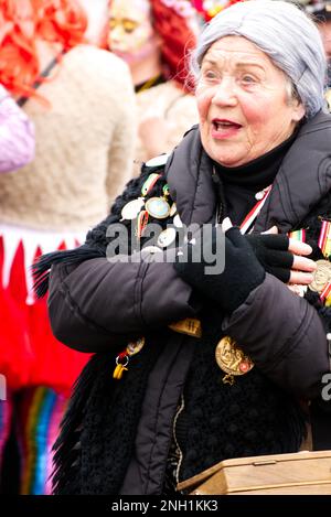 Maastricht, Niederlande. 19. Februar 2023 Ein Teilnehmer an der Karnevalsparade durch das Stadtzentrum von Maastricht am Karnevalssonntag. Eine Carpendale/Alamy Live News Stockfoto