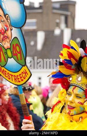 Maastricht, Niederlande. 19. Februar 2023 Teilnehmer an der Karnevalsparade durch das Stadtzentrum von Maastricht am Karnevalssonntag. Eine Carpendale/Alamy Live News Stockfoto