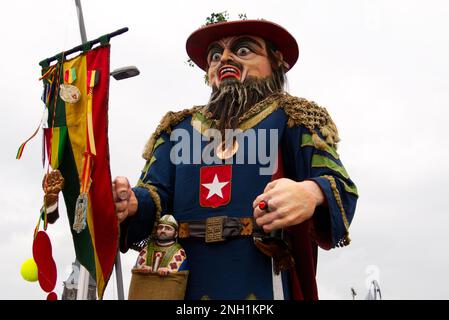 Maastricht, Niederlande. 19. Februar 2023 Ein Modellriese, der während der Karnevalsparade am Karnevalsonntag durch das Stadtzentrum von Maastricht geführt wird. Eine Carpendale/Alamy Live News Stockfoto