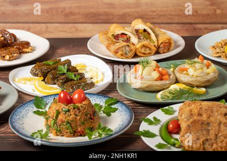 Ramadan-Tisch. Türkisches Essen auf Holzhintergrund. Iftar und Sahur Delikatessen. Türkische orientalische Gerichte. Arten von Vorspeisen. Schließen Stockfoto