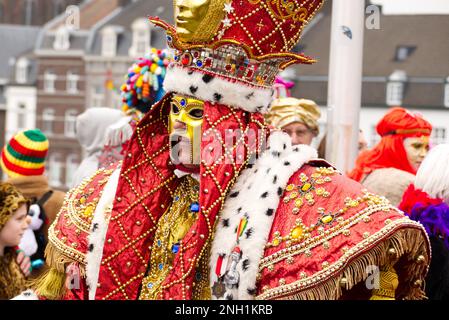 Maastricht, Niederlande. 19. Februar 2023 Teilnehmer an der Karnevalsparade durch das Stadtzentrum von Maastricht am Karnevalssonntag. Eine Carpendale/Alamy Live News Stockfoto