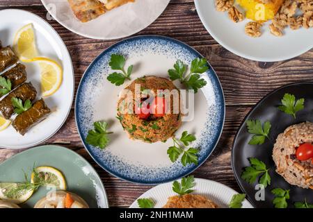 Ramadan-Tisch. Türkisches Essen auf Holzhintergrund. Iftar und Sahur Delikatessen. Türkische orientalische Gerichte. Arten von Vorspeisen. Draufsicht Stockfoto