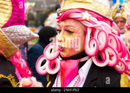 Maastricht, Niederlande. 19. Februar 2023 Nahaufnahme eines Teilnehmers an der Karnevalsparade durch das Stadtzentrum von Maastricht am Karnevalssonntag. Eine Carpendale/Alamy Live News Stockfoto