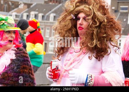 Maastricht, Niederlande. 19. Februar 2023 Teilnehmer an der Karnevalsparade durch das Stadtzentrum von Maastricht am Karnevalsonntag. Eine Carpendale/Alamy Live News Stockfoto