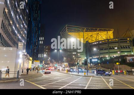 Blick in Richtung des Wohnsitzes von Newcastle United, St James' Park at Night, in Newcastle upon Tyne, Großbritannien Stockfoto