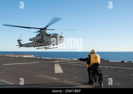 221207-N-XN177-2104 PAZIFIK (7. Dez. 2022) – ein AH-1Z Viper-Hubschrauber, der dem Marine Light Attack Helicopter Squadron (HMLA) 369 zugeteilt ist, landet an Bord des Amphibienflugzeugträgers USS Tripoli (LHA 7) am 7. Dez. 2022. Tripoli führt gerade Routineeinsätze in der US-3.-Flotte durch. Stockfoto