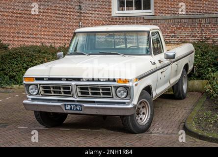 Leiden, Südholland, Niederlande,19.02.2023, Vintage Ford F250 ab 1977, die sechste Generation der F-Serie Stockfoto