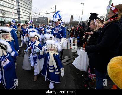 Köln, Deutschland. 20. Februar 2023. Teilnehmer der Shrove-Montags-Parade überqueren die Deutz-Brücke als Neuheit in der 200-jährigen Geschichte der Parade. In diesem Jahr beginnt die Prozession zum ersten Mal am rechten Ufer des Rheins. Kredit: Roberto Pfeil/dpa/Alamy Live News Stockfoto