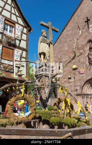 Brunnen im touristischen Dorf Kaysersberg während der Osterferien im Elsass, Frankreich Stockfoto