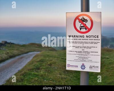 Ein Warnschild auf einem Wanderweg in der Landschaft von Derbyshire weist darauf hin, dass Fahrzeuge, die Alarm, Not oder Ärgernis verursachen, beschlagnahmt werden können und Stockfoto