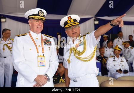 221207-N-YG104-0004 COX's BAZAR, Bangladesch (07. Dezember 2022) ADM. Samuel Paparo (links), Commander, USA Pacific Fleet, spricht mit Vizeadmiral Biswajit das Gupta von der indischen Marine. Das Gupta und Paparo trafen sich im Rahmen des Internationalen Flottenberichts zu bilateralen Gesprächen, der von der Bangladesch Navy ausgerichtet wurde. Die USA Die Pazifikflotte engagiert sich für eine freie und offene Region Indo-Pacific. Stockfoto