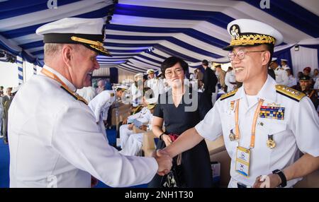 221207-N-YG104-0003 COX's BAZAR, Bangladesch (07. Dezember 2022) ADM. Samuel Paparo (links), Commander, USA Pacific Fleet, schüttelt die Hand mit Vizeadmiral Lee Sung-Ryol von der Republik Korea Navy. Paparo vertrat die USA Navy während des International Fleet Review, ausgerichtet von der Bangladesch Navy. Die USA Die Pazifikflotte engagiert sich für eine freie und offene Region Indo-Pacific. Stockfoto