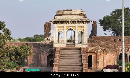 Blick auf Ashrafi Mahal, Mandu, Madhya Pradesh, Indien. Stockfoto