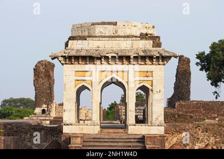 Blick auf Ashrafi Mahal, Mandu, Madhya Pradesh, Indien. Stockfoto