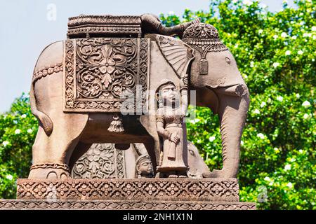 Wunderschön geschnitzte Elefantenstatue vor dem Sanka Shyamji Tempel, Rajgarh, Madhya Pradesh, Indien. Stockfoto