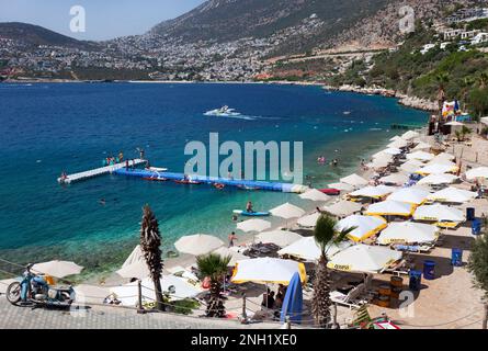 Der Kalkan Beach Club mit dem Dorf Kalkan im Hintergrund. Truthahn. Juli 2022 Stockfoto