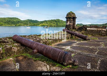 Fort Santiago wurde Anfang der 1600er Jahre erbaut, um die Stadt Portobelo, Panama, zu schützen, als Anlaufstelle für spanische Schätze. Der Hafen war geschützt Stockfoto