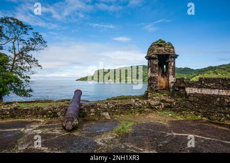 Fort Santiago wurde Anfang der 1600er Jahre erbaut, um die Stadt Portobelo, Panama, zu schützen, als Anlaufstelle für spanische Schätze. Der Hafen war geschützt Stockfoto