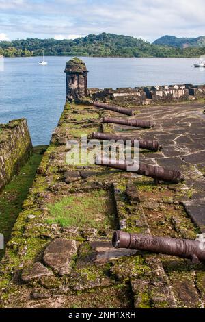 Fort Santiago wurde Anfang der 1600er Jahre erbaut, um die Stadt Portobelo, Panama, zu schützen, als Anlaufstelle für spanische Schätze. Der Hafen war geschützt Stockfoto