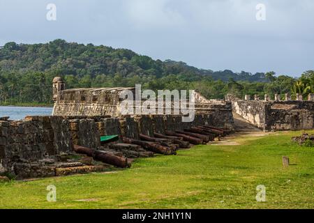 Fort San Geronimo, 1664 erbaut und 1739 wieder aufgebaut. Portobelo Bay wurde 1502 von Christoph Kolumbus benannt. Die Stadt wurde 1597 gegründet Stockfoto