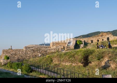 Die Verteidigungsmauer und Ruinen der Festung Prizren, der historischen Festung auf einem Hügel mit Blick auf die Stadt Prizren im Kosovo. Erbaut vom Byzantinischen Reich Stockfoto