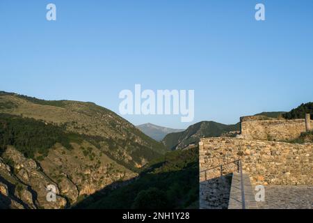 Die Verteidigungsmauer und Ruinen der Festung Prizren, der historischen Festung auf einem Hügel mit Blick auf die Stadt Prizren im Kosovo. Erbaut vom Byzantinischen Reich Stockfoto