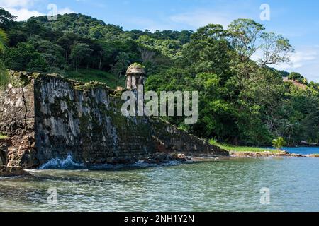 Fort Santiago wurde Anfang der 1600er Jahre erbaut, um die Stadt Portobelo, Panama, zu schützen, als Anlaufstelle für spanische Schätze. Der Hafen war geschützt Stockfoto