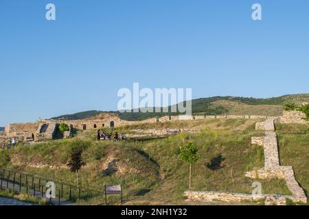 Die Verteidigungsmauer und Ruinen der Festung Prizren, der historischen Festung auf einem Hügel mit Blick auf die Stadt Prizren im Kosovo. Erbaut vom Byzantinischen Reich Stockfoto