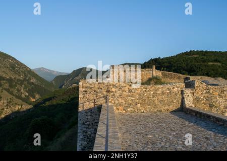 Die Verteidigungsmauer und Ruinen der Festung Prizren, der historischen Festung auf einem Hügel mit Blick auf die Stadt Prizren im Kosovo. Erbaut vom Byzantinischen Reich Stockfoto