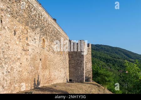 Die Verteidigungsmauer und Ruinen der Festung Prizren, der historischen Festung auf einem Hügel mit Blick auf die Stadt Prizren im Kosovo. Erbaut vom Byzantinischen Reich Stockfoto