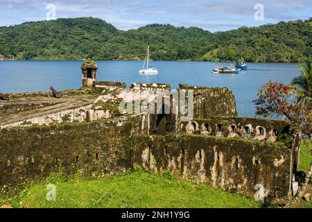 Fort Santiago wurde Anfang der 1600er Jahre erbaut, um die Stadt Portobelo, Panama, zu schützen, als Anlaufstelle für spanische Schätze. Der Hafen war geschützt Stockfoto